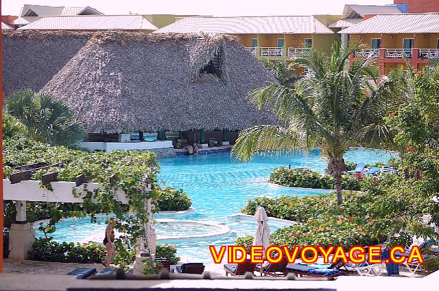 Republique Dominicaine Punta Cana Grand Paradise Bavaro Una red de voleibol en la piscina y una sección de hidromasaje en la piscina.