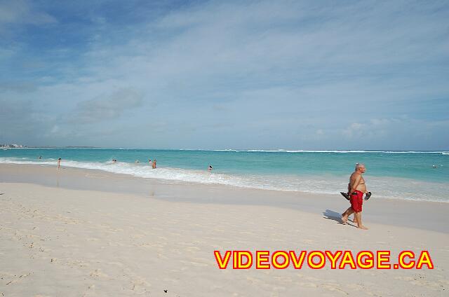 Republique Dominicaine Punta Cana Grand Paradise Bavaro De l'espace suffisant dans la mer. Des bouées délimite la zone de baignade.