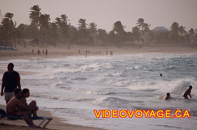 Republique Dominicaine Punta Cana Grand Paradise Bavaro Los huéspedes del hotel que se divierten en las olas.