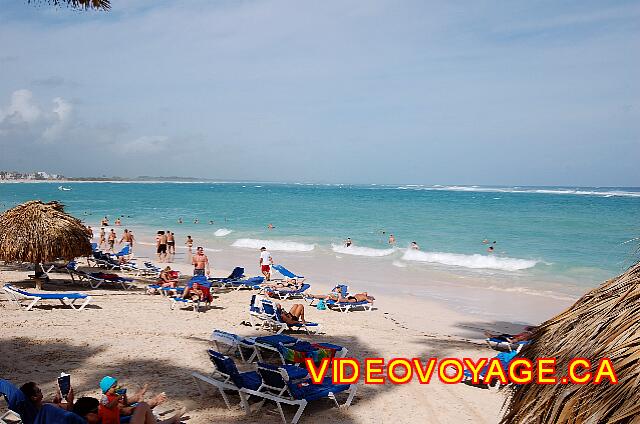 Republique Dominicaine Punta Cana Grand Paradise Bavaro Une barrière de corail casse les vagues, mais les grosses vagues parviennent au bord.