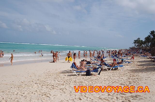 Republique Dominicaine Punta Cana Grand Paradise Bavaro Plusieurs clients déplacent leurs chaises longues sur la plage pour voir le soleil en après midi.