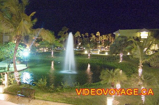 Republique Dominicaine Punta Cana Grand Paradise Bavaro El estanque en la noche, la piscina en el fondo.