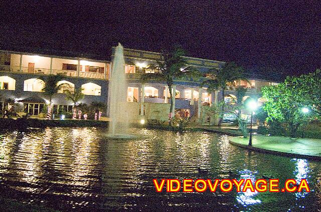 Republique Dominicaine Punta Cana Grand Paradise Bavaro In the center of the pond, a terrace with trees.