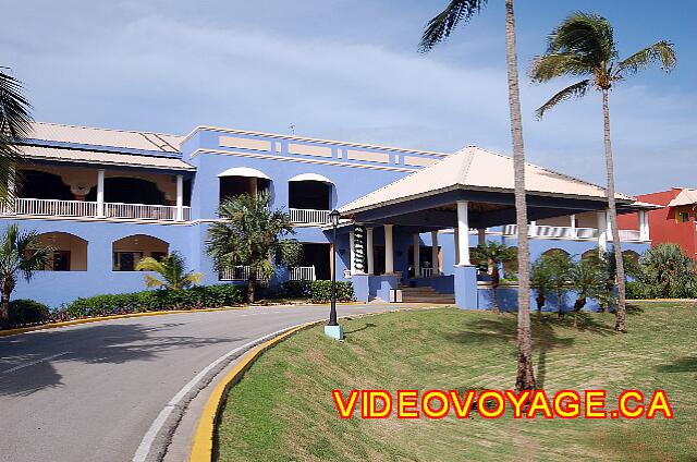 Republique Dominicaine Punta Cana Grand Paradise Bavaro Le batiment principal qui habrite le Lobby.