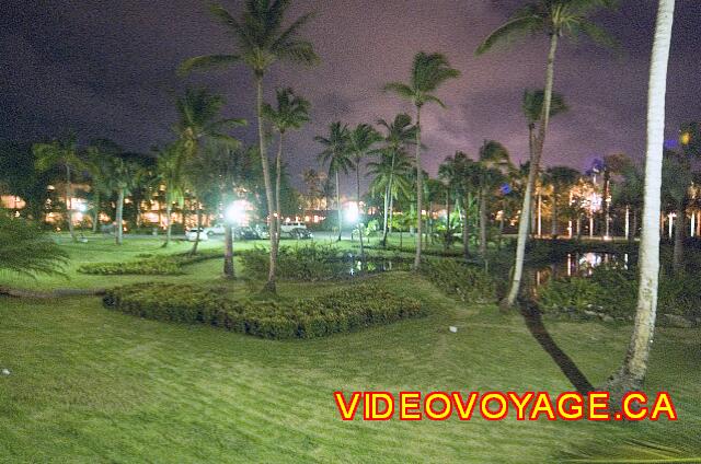 Republique Dominicaine Punta Cana Grand Paradise Bavaro Le soir devant le batiment principal.