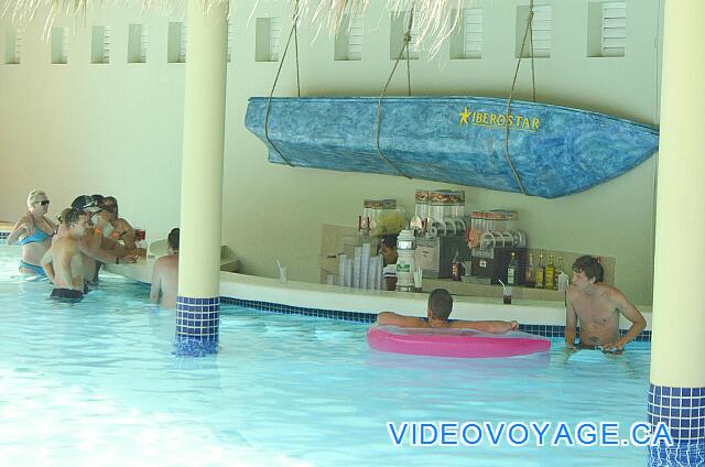 République Dominicaine Punta Cana Iberostar Bavaro Plusieurs sièges au comptoir du bar dans la piscine.