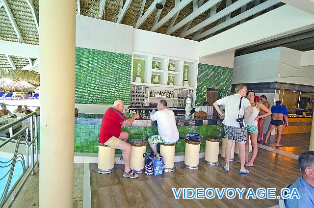 République Dominicaine Punta Cana Iberostar Bavaro Nearby, the Los Bohios bar inside the snack bar.