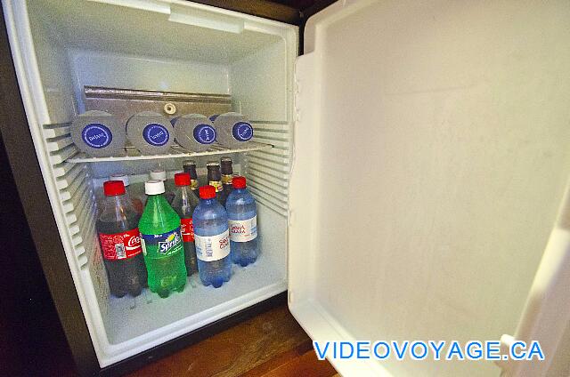 République Dominicaine Punta Cana Iberostar Bavaro El refrigerador con agua embotellada, agua carbonatada y cerveza. Pero sin congelador.