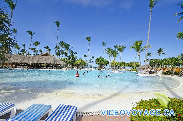 République Dominicaine Punta Cana Iberostar Bavaro Un medio de piscina grande, una entrada con una pendiente suave, una bastante grande terraza alrededor, pero el espacio para tumbonas.