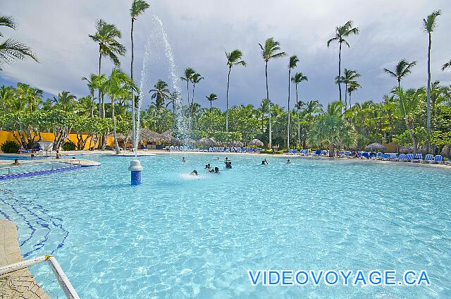 République Dominicaine Punta Cana Iberostar Bavaro Una fuente en el centro de la piscina. La piscina no tiene una rampa para personas con movilidad reducida.