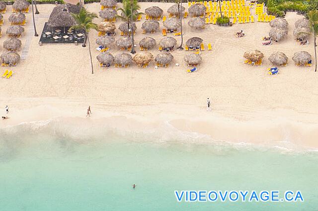 République Dominicaine Punta Cana Iberostar Bavaro Le bar sur la plage, un grand nombre de chaises longues et palapas, un secteur avec de l'eau sans algue,...