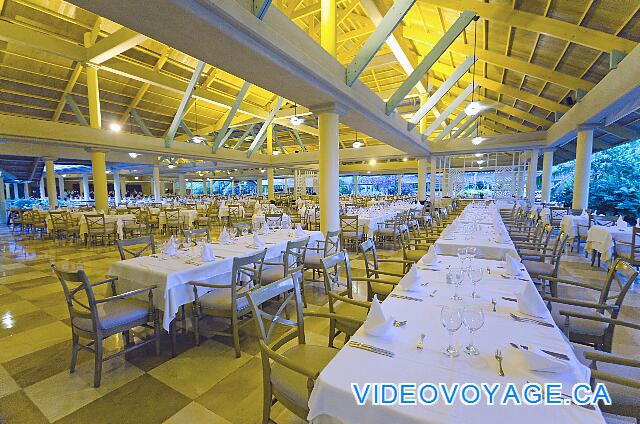 République Dominicaine Punta Cana Iberostar Bavaro La grande salle à manger du restaurant buffet est à aire ouverte.
