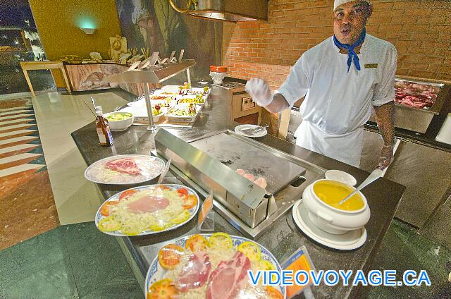 République Dominicaine Punta Cana Iberostar Bavaro The grill with dishes demonstrator before. Cooks doors gloves, hygiene seems a highlight of the buffet restaurant.