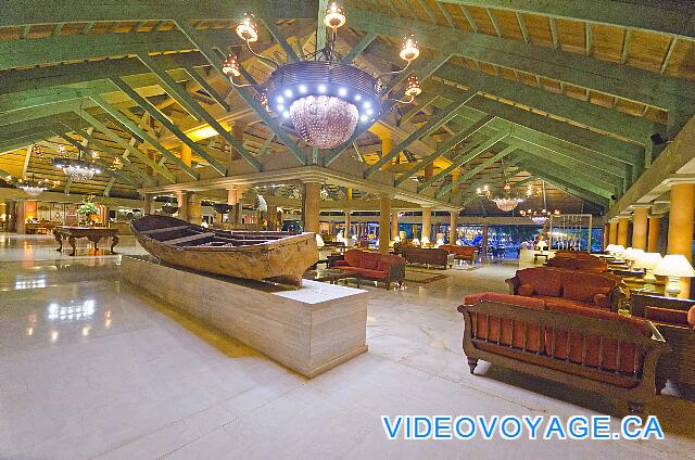 République Dominicaine Punta Cana Iberostar Bavaro A lobby is vast, typical hotel built in the 1990s in Punta Cana.