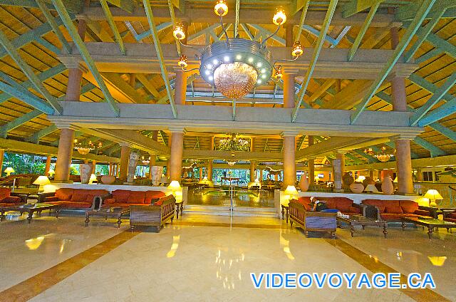 République Dominicaine Punta Cana Iberostar Bavaro Many sofas in front of the reception.