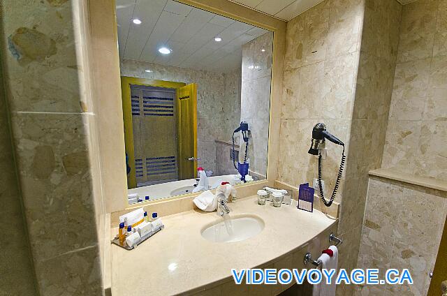 République Dominicaine Punta Cana Iberostar Dominicana/Punta Cana El contador del cuarto de baño con un gran espejo y una iluminación lo suficientemente potente.