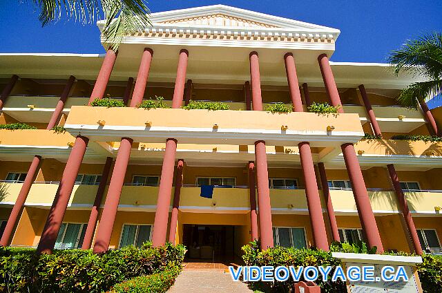 République Dominicaine Punta Cana Iberostar Dominicana/Punta Cana L'entrée principale du batiment des chambres de l'hôtel Iberostar Punta Cana. Il fut rénové en premier, puis en septembre 2011 l'hôtel Iberostar Dominicana fut rénové.