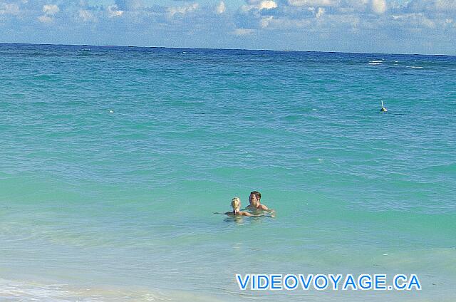 République Dominicaine Punta Cana Iberostar Dominicana/Punta Cana Un couple dans la mer devant les hôtels Iberostar.