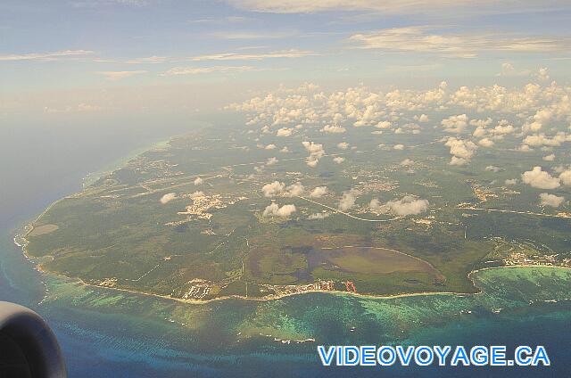 République Dominicaine Punta Cana Iberostar Dominicana/Punta Cana Encore plus au sud, à gauche l'aéroport...  Une très longue marche sur la plage.