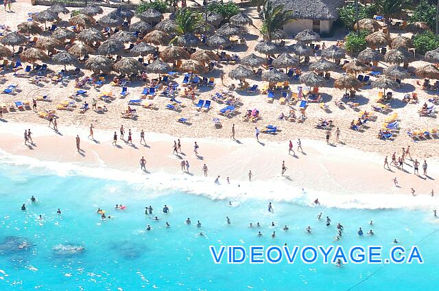 République Dominicaine Punta Cana Iberostar Dominicana/Punta Cana Beaucoup de marcheurs sur cette plage, des vagues de moyennes forces.