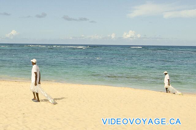 République Dominicaine Punta Cana Iberostar Dominicana/Punta Cana Le personnel nettoie la plage le matin.