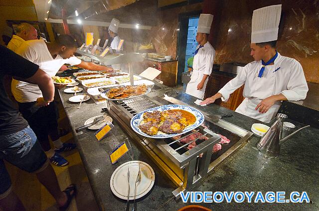 République Dominicaine Punta Cana Iberostar Dominicana/Punta Cana Varias comidas calientes en platos pero preparado antes.