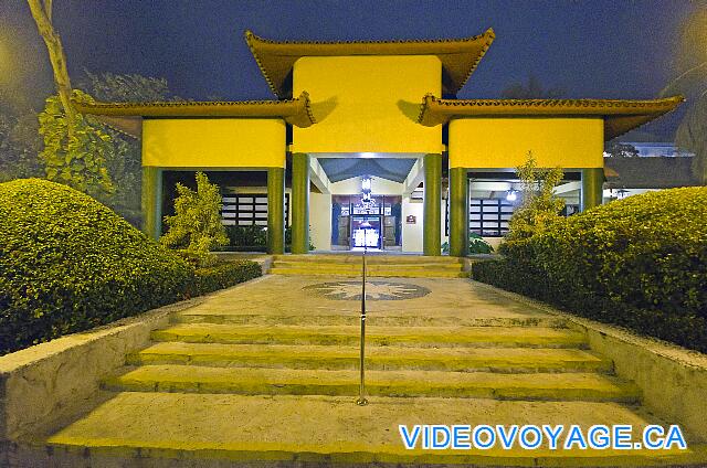 République Dominicaine Punta Cana Iberostar Dominicana/Punta Cana El frente del restaurante de cocina oriental en la noche, en la entrada del Iberostar Punta Cana.