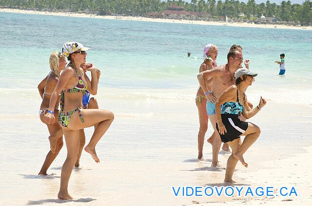 Republique Dominicaine Punta Cana VIK Hotel Arena Blanca Il y a toujours plus de femme que d'homme aux activités de danse ou aérobie...