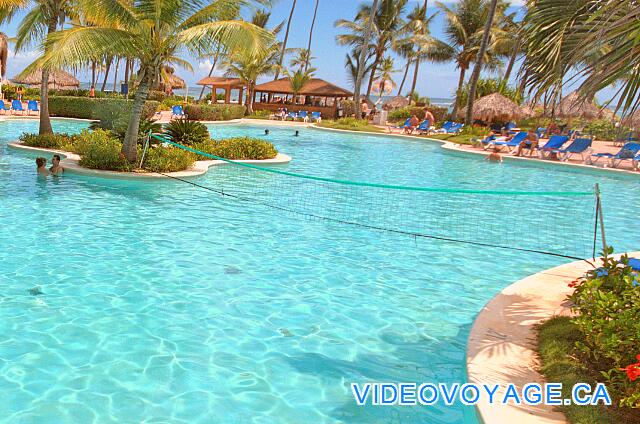 Republique Dominicaine Punta Cana VIK Hotel Arena Blanca Una red de voleibol en la piscina.