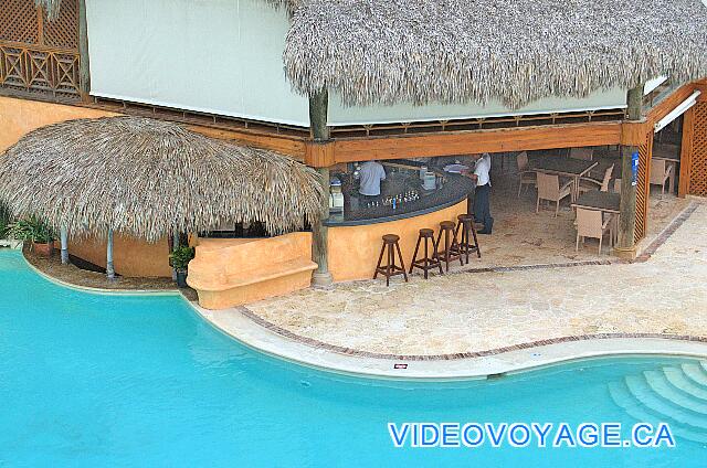 Republique Dominicaine Punta Cana VIK Hotel Arena Blanca One dived to can see the counter in the pool and the pool left curbside right Bow pool bar of the VIK Hotel Cayena.