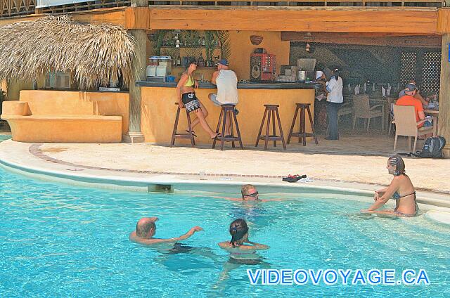 Republique Dominicaine Punta Cana VIK Hotel Arena Blanca La piscina en la zona del bar sigue siendo el más popular.