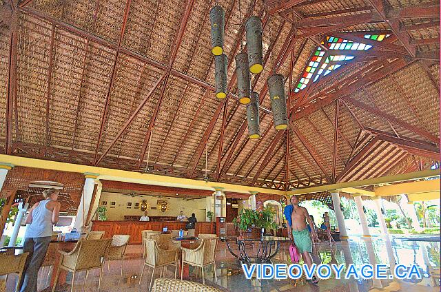 Republique Dominicaine Punta Cana VIK Hotel Arena Blanca Les tables devant le Lobby bar situé tout près de la réception et avec une vue de l'arrivé des autobus.