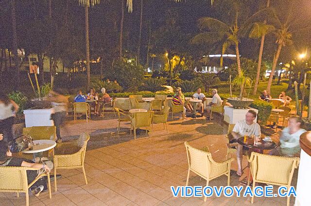 Republique Dominicaine Punta Cana VIK Hotel Arena Blanca Une terrasse extérieur avec quelques tables et chaises près du Lobby bar, surtout populaire le soir.