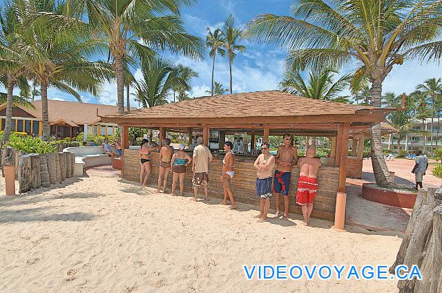 Republique Dominicaine Punta Cana VIK Hotel Arena Blanca Le devant du bar n'est pas accessible en chaise roulante, mais sur les coté oui.