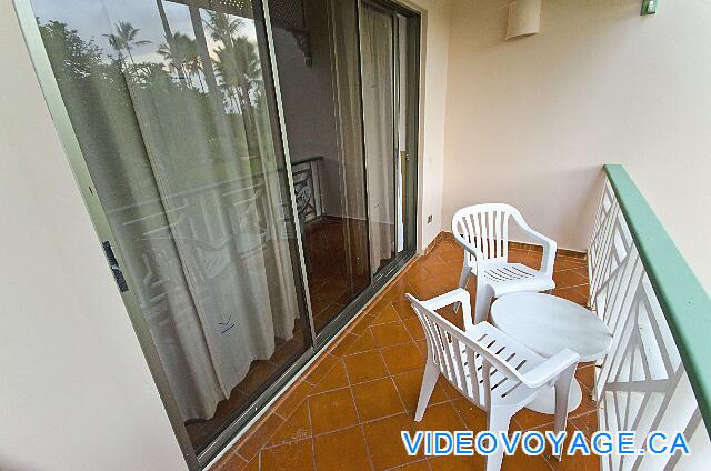 Republique Dominicaine Punta Cana VIK Hotel Arena Blanca Un balcon peu profond avec deux chaises et une table.