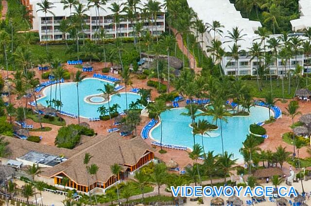Republique Dominicaine Punta Cana VIK Hotel Arena Blanca Una fotografía aérea de la piscina principal, una piscina de tamaño mediano.