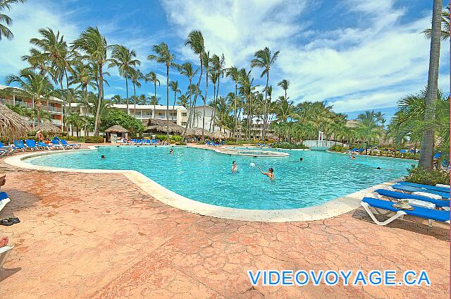 Republique Dominicaine Punta Cana VIK Hotel Arena Blanca Une grande terrasse autour de la piscine.