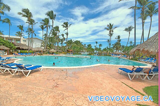 Republique Dominicaine Punta Cana VIK Hotel Arena Blanca Des chaises longues et des palapas sur la terrasse autour de la piscine.