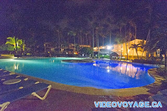 Republique Dominicaine Punta Cana VIK Hotel Arena Blanca La piscine le soir.