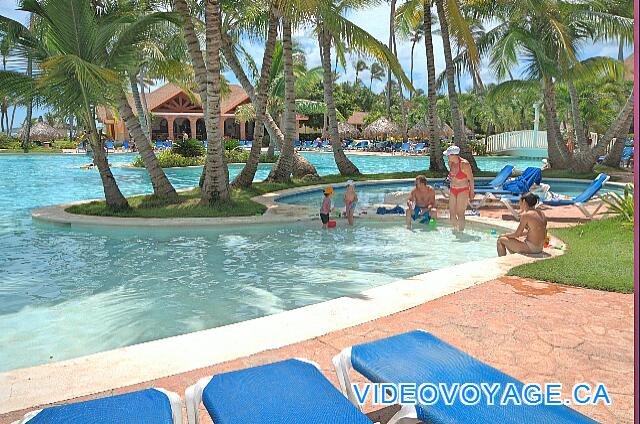 Republique Dominicaine Punta Cana VIK Hotel Arena Blanca A l'extrémité de la piscine pour enfant, la piscine principale débute avec une pente douce, un secteur apprécié par les parents...