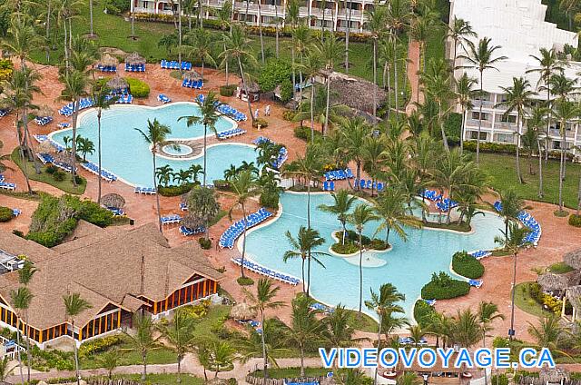 Republique Dominicaine Punta Cana VIK Hotel Arena Blanca Una gran terraza alrededor de la piscina, un bar cercano, un bar cercano, ...