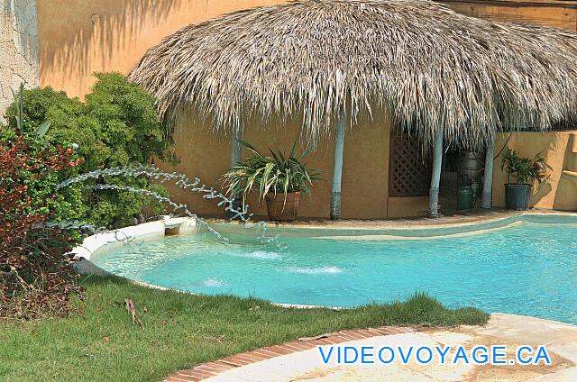 Republique Dominicaine Punta Cana VIK Hotel Arena Blanca Water jets in the pool at the counter of the bar in the pool.