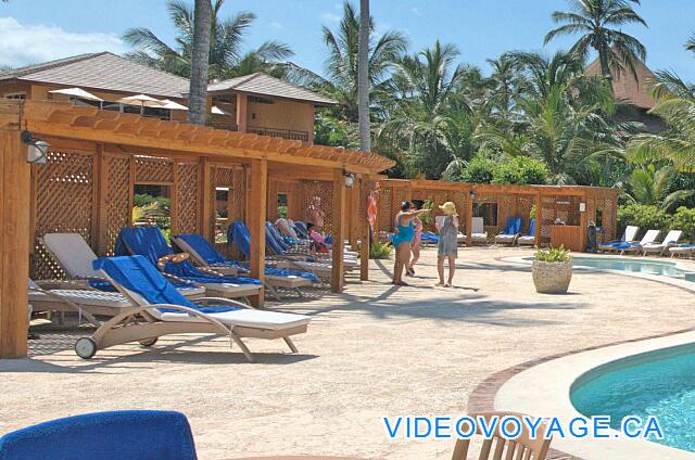 Republique Dominicaine Punta Cana VIK Hotel Arena Blanca Cushioned lounge chairs under a roof for protection from the sun.