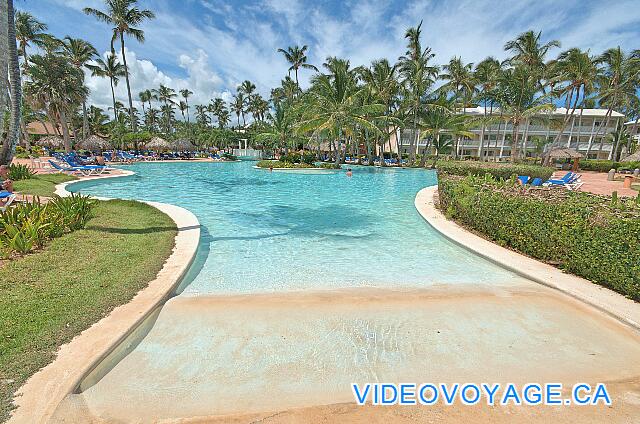 Republique Dominicaine Punta Cana VIK Hotel Arena Blanca Une entrée dans la piscine avec une pente douce