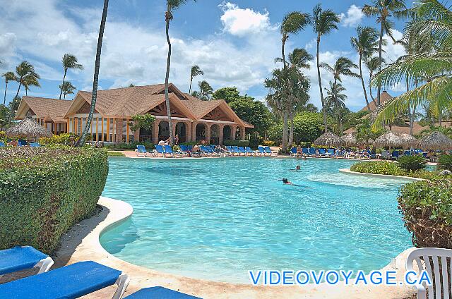 Republique Dominicaine Punta Cana VIK Hotel Arena Blanca Avec des îlots de verdure dans la piscine.