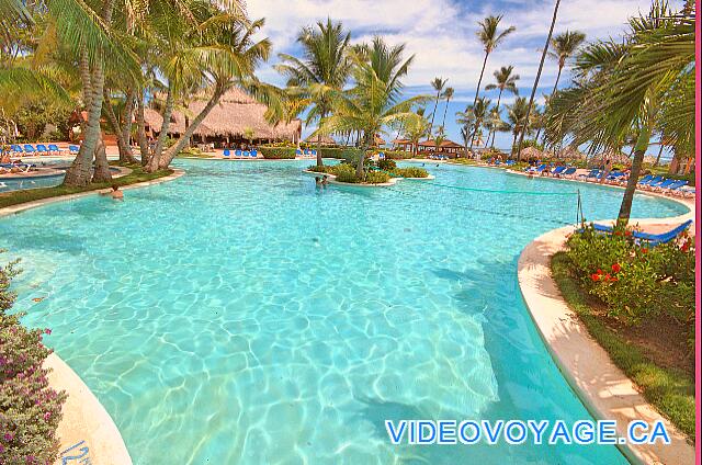 Republique Dominicaine Punta Cana VIK Hotel Arena Blanca Avec un filet de volleyball dans la piscine.