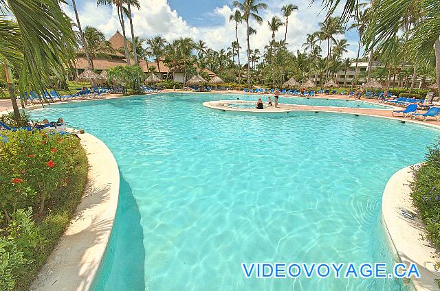 Republique Dominicaine Punta Cana VIK Hotel Arena Blanca L'autre moitié de la piscine avec un jacuzzi au centre de la piscine.