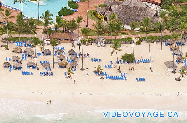 Republique Dominicaine Punta Cana VIK Hotel Arena Blanca Plusieurs chaises longues et palapas sur la plage, un bon ratio pour le nombre de chambre à l'hôtel.  Un bar et une restaurant snack bar sur la plage sont disponibles.