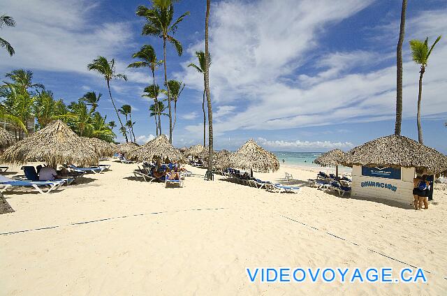 Republique Dominicaine Punta Cana VIK Hotel Arena Blanca Les palapas et les chaises longues sur la plage.