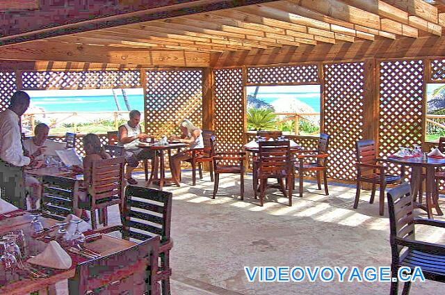 Republique Dominicaine Punta Cana VIK Hotel Arena Blanca Un plan abierto pequeño comedor con vistas a la playa.